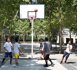 Foto: P. de Grenet Un grupo de jóvenes juega a baloncesto en un parque
