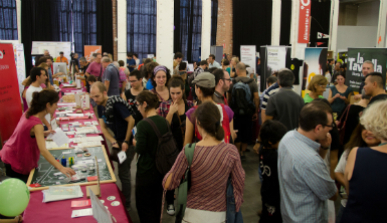 Expositors i visitants d’una fira de projectes d’economia social